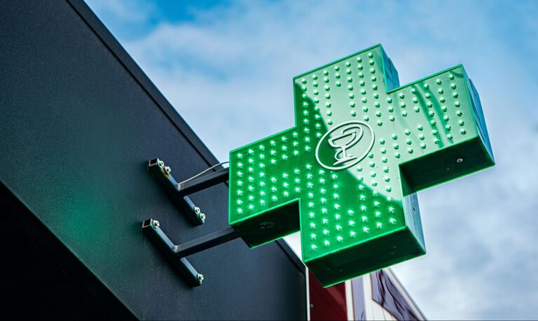 Oto propozycje unikalnych tytułów o tym samym sensie: 1. Srebrne maści z apteki – wysokie zyski dla aptek z refundacji NFZ 2. Apteki bogacą się na receptach na maści ze srebrem – NFZ pokrywa wysokie koszty 3. Spore zarobki aptek na refundowanych maściach ze srebrem 4. Maści ze srebrem: wysoka refundacja NFZ źródłem dochodów dla aptek 5. NFZ hojnym płatnikiem za maści ze srebrem – apteki korzystają Wszystkie powyższe tytuły oddają sens oryginału, pozostając unikalne.