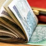 Oto kilka propozycji przeredagowanego, unikalnego tytułu: 1. Jeden senior otrzyma aż 2700 zł podwyżki świadczenia! 2. 2700 zł więcej dzięki waloryzacji emerytury – tyle dostanie jeden senior 3. Rekordowa waloryzacja! Senior zyska nawet 2700 zł 4. Emerytura wyższa o 2700 zł – tyle wyniesie waloryzacja dla jednego seniora 5. Senior skorzysta na waloryzacji – świadczenie wzrośnie o 2700 zł Jeśli potrzebujesz tytułu do konkretnego medium lub stylu (np. informacyjny, emocjonalny, SEO), napisz proszę!