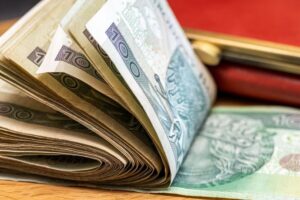 Oto kilka propozycji przeredagowanego, unikalnego tytułu: 1. Jeden senior otrzyma aż 2700 zł podwyżki świadczenia! 2. 2700 zł więcej dzięki waloryzacji emerytury – tyle dostanie jeden senior 3. Rekordowa waloryzacja! Senior zyska nawet 2700 zł 4. Emerytura wyższa o 2700 zł – tyle wyniesie waloryzacja dla jednego seniora 5. Senior skorzysta na waloryzacji – świadczenie wzrośnie o 2700 zł Jeśli potrzebujesz tytułu do konkretnego medium lub stylu (np. informacyjny, emocjonalny, SEO), napisz proszę!