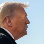 Oto kilka przeredagowanych, unikalnych propozycji zachowujących sens oryginału: 1. Rośnie liczba Amerykanów odwracających się od duopolu. To problem dla Trumpa 2. Amerykanie coraz częściej porzucają polityczny duopol — niekorzystne dla Trumpa 3. Więcej obywateli USA zrywa z duopolem partyjnym. Trump ma powody do niepokoju 4. Fala rezygnacji z duopolu w USA — to niedobra wiadomość dla Trumpa 5. USA: coraz powszechniejsze odchodzenie od duopolu. Trump może na tym stracić