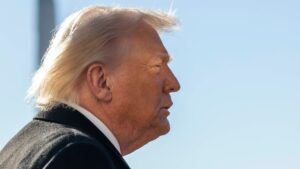 Oto kilka przeredagowanych, unikalnych propozycji zachowujących sens oryginału: 1. Rośnie liczba Amerykanów odwracających się od duopolu. To problem dla Trumpa 2. Amerykanie coraz częściej porzucają polityczny duopol — niekorzystne dla Trumpa 3. Więcej obywateli USA zrywa z duopolem partyjnym. Trump ma powody do niepokoju 4. Fala rezygnacji z duopolu w USA — to niedobra wiadomość dla Trumpa 5. USA: coraz powszechniejsze odchodzenie od duopolu. Trump może na tym stracić