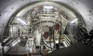 Oto propozycja przeredagowanego tytułu: Kłopoty z tunelem pod Łodzią. "Pod uwagę brany jest wariant wydobywczy" --- Możesz też wybrać inne wersje, np.: 1. Tunel pod Łodzią wciąż budzi kontrowersje. "Analizujemy opcję górniczą" 2. Trudności przy budowie tunelu pod Łodzią. "Brany pod uwagę wariant górniczy" 3. Budowa tunelu pod Łodzią z problemami. Rozważają zastosowanie metody górniczej