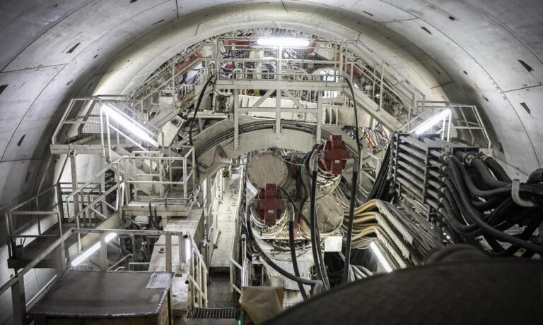 Oto propozycja przeredagowanego tytułu: Kłopoty z tunelem pod Łodzią. "Pod uwagę brany jest wariant wydobywczy" --- Możesz też wybrać inne wersje, np.: 1. Tunel pod Łodzią wciąż budzi kontrowersje. "Analizujemy opcję górniczą" 2. Trudności przy budowie tunelu pod Łodzią. "Brany pod uwagę wariant górniczy" 3. Budowa tunelu pod Łodzią z problemami. Rozważają zastosowanie metody górniczej