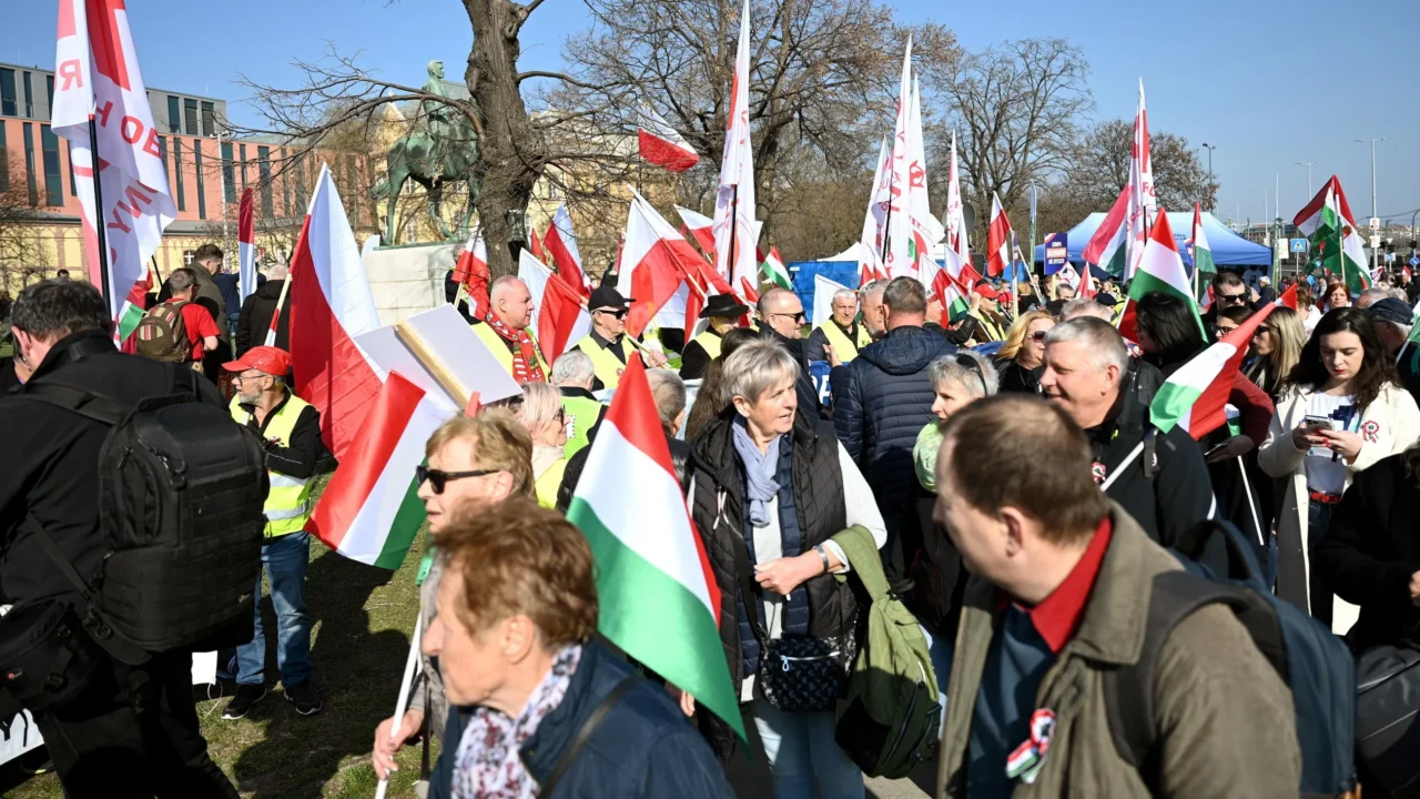 Polskie barwy w Budapeszcie. Tusk przytacza węgierskie przysłowie