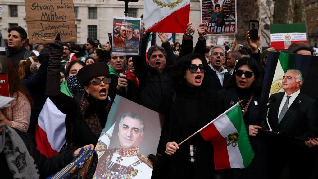 Oto kilka propozycji przeredagowanego tytułu o zachowanym sensie i unikalnym brzmieniu: 1. Czy irański reżim stoi u progu upadku? "Amerykańska interwencja wydaje się nie do uniknięcia" 2. Iran na krawędzi zmiany władzy? "Uderzenie USA nieuniknione" 3. Przełomowy moment dla Iranu? "Stany Zjednoczone wkrótce uderzą" 4. Czy to koniec irańskich rządów? "Atak Stanów Zjednoczonych wydaje się przesądzony" 5. Upadek reżimu w Iranie coraz bliżej? "Amerykanie gotowi do ataku" Jeśli potrzebna jest bardziej szczegółowa wersja, chętnie pomogę!