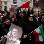 Oto kilka propozycji przeredagowanego tytułu o zachowanym sensie i unikalnym brzmieniu: 1. Czy irański reżim stoi u progu upadku? "Amerykańska interwencja wydaje się nie do uniknięcia" 2. Iran na krawędzi zmiany władzy? "Uderzenie USA nieuniknione" 3. Przełomowy moment dla Iranu? "Stany Zjednoczone wkrótce uderzą" 4. Czy to koniec irańskich rządów? "Atak Stanów Zjednoczonych wydaje się przesądzony" 5. Upadek reżimu w Iranie coraz bliżej? "Amerykanie gotowi do ataku" Jeśli potrzebna jest bardziej szczegółowa wersja, chętnie pomogę!