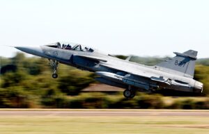 Oto kilka przeredagowanych propozycji tytułu: 1. Dzień 1449 wojny: Gripeny i Rafale mają wesprzeć Ukrainę – czy zdołają powstrzymać rosyjskie lotnictwo na czas? 2. 1449. dzień konfliktu. Szansa dla Ukrainy: Gripeny i Rafale kontra rosyjskie samoloty – czy zdołają je zestrzelić? 3. Ukraina w 1449. dniu wojny: Gripeny i Rafale w drodze – czy przechylą szalę w powietrzu przeciw Rosji? 4. Gripeny i Rafale dla ukraińskich sił powietrznych w 1449. dniu wojny – czy przełamią przewagę rosyjskiego lotnictwa? 5. 1449. dzień wojny – Gripeny i Rafale dla Ukrainy: czy zdołają odeprzeć rosyjskie myśliwce?