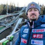 Oto przeredagowane propozycje tytułu, zachowujące sens oryginału i nadające mu unikalny charakter: 1. Zajrzyj do rezydencji Adama Małysza w Wiśle! Tak urządził swoje imponujące domostwo były mistrz skoków [09.04.2026] 2. Tak wygląda prywatny dom Adama Małysza w Wiśle – były skoczek mieszka we własnej willi. Najnowsze zdjęcia [09.04.2026] 3. Adam Małysz i jego okazała willa w Wiśle – zobacz, jak mieszka legenda polskich skoków [09.04.2026] 4. Rezydencja Adama Małysza w Wiśle robi wrażenie! Oto, jak urządził się były skoczek narciarski [09.04.2026] 5. Zobacz, w jakich wnętrzach mieszka Adam Małysz – były skoczek zbudował wyjątkową willę w Wiśle [09.04.2026] Wybierz, która z propozycji najlepiej odpowiada Twoim oczekiwaniom lub daj znać, jeśli chcesz kolejne warianty.