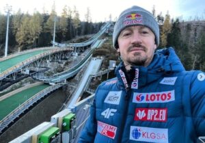 Oto przeredagowane propozycje tytułu, zachowujące sens oryginału i nadające mu unikalny charakter: 1. Zajrzyj do rezydencji Adama Małysza w Wiśle! Tak urządził swoje imponujące domostwo były mistrz skoków [09.04.2026] 2. Tak wygląda prywatny dom Adama Małysza w Wiśle – były skoczek mieszka we własnej willi. Najnowsze zdjęcia [09.04.2026] 3. Adam Małysz i jego okazała willa w Wiśle – zobacz, jak mieszka legenda polskich skoków [09.04.2026] 4. Rezydencja Adama Małysza w Wiśle robi wrażenie! Oto, jak urządził się były skoczek narciarski [09.04.2026] 5. Zobacz, w jakich wnętrzach mieszka Adam Małysz – były skoczek zbudował wyjątkową willę w Wiśle [09.04.2026] Wybierz, która z propozycji najlepiej odpowiada Twoim oczekiwaniom lub daj znać, jeśli chcesz kolejne warianty.