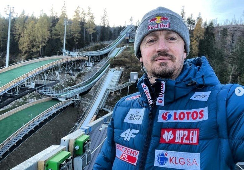 Oto przeredagowane propozycje tytułu, zachowujące sens oryginału i nadające mu unikalny charakter: 1. Zajrzyj do rezydencji Adama Małysza w Wiśle! Tak urządził swoje imponujące domostwo były mistrz skoków [09.04.2026] 2. Tak wygląda prywatny dom Adama Małysza w Wiśle – były skoczek mieszka we własnej willi. Najnowsze zdjęcia [09.04.2026] 3. Adam Małysz i jego okazała willa w Wiśle – zobacz, jak mieszka legenda polskich skoków [09.04.2026] 4. Rezydencja Adama Małysza w Wiśle robi wrażenie! Oto, jak urządził się były skoczek narciarski [09.04.2026] 5. Zobacz, w jakich wnętrzach mieszka Adam Małysz – były skoczek zbudował wyjątkową willę w Wiśle [09.04.2026] Wybierz, która z propozycji najlepiej odpowiada Twoim oczekiwaniom lub daj znać, jeśli chcesz kolejne warianty.