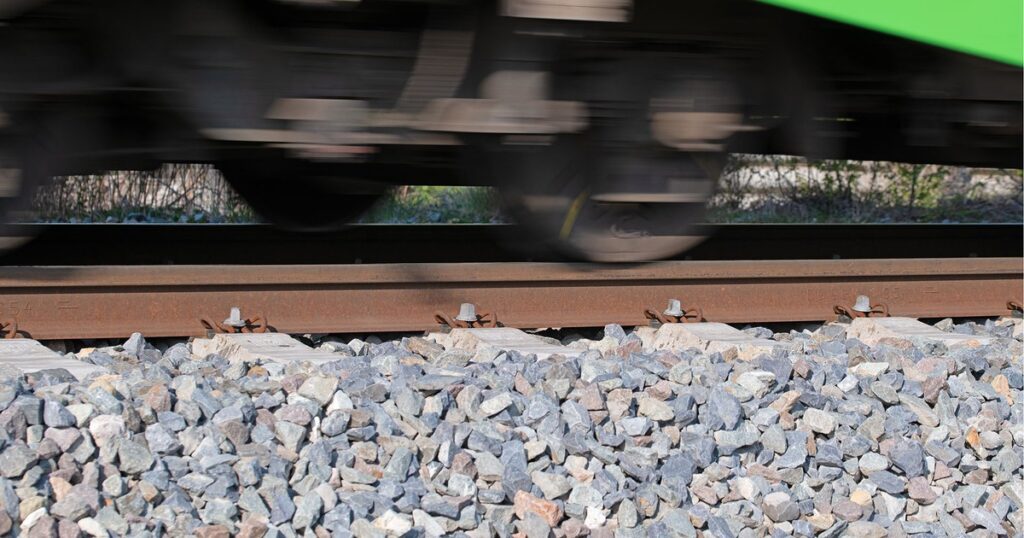 Dlaczego wzdłuż torów kolejowych znajdują się kamienie? Odkryj zaskakującą przyczynę