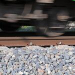 Dlaczego wzdłuż torów kolejowych znajdują się kamienie? Odkryj zaskakującą przyczynę