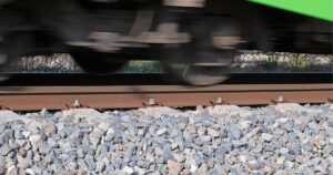 Dlaczego wzdłuż torów kolejowych znajdują się kamienie? Odkryj zaskakującą przyczynę