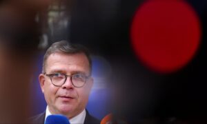 Oto kilka propozycji przeredagowanego tytułu, zachowujących sens, ale nadających mu unikalność: 1. **Premier Finlandii zwołuje naradę wschodnich państw – Rosja pozostanie wyzwaniem na lata** 2. **Narada bezpieczeństwa z inicjatywy premiera Finlandii: Rosja jako długotrwałe zagrożenie** 3. **Premier Finlandii ostrzega przed rosyjskim zagrożeniem i zapowiada naradę z krajami wschodnimi** 4. **Rosyjskie niebezpieczeństwo nie ustąpi – inicjatywa premiera Finlandii na rzecz bezpieczeństwa regionu** 5. **Rosja nie zniknie jako zagrożenie – premier Finlandii inicjuje konsultacje państw wschodnich** Jeśli chcesz wybrać jedną, najlepiej oddającą ton oryginału, wskaż, który wariant najbardziej odpowiada oczekiwaniom.