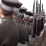 Oto kilka propozycji unikalnych tytułów, oddających sens oryginału: 1. Kraj graniczący z Polską podjął decyzję w sprawie rekrutacji do wojska. Ogłoszenie armii 2. Państwo sąsiadujące z Polską ogłasza werdykt dotyczący poboru wojskowego – oficjalny komunikat sił zbrojnych 3. Polska granica: sąsiedni kraj zabiera głos w sprawie poboru. Oświadczenie armii 4. Wojsko sąsiada Polski przekazuje decyzję w sprawie poboru – najnowszy komunikat 5. Państwo przy granicy z Polską ujawnia stanowisko w sprawie mobilizacji. Armia publikuje komunikat