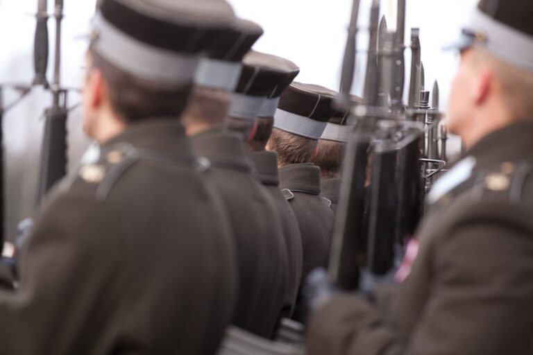 Oto kilka propozycji unikalnych tytułów, oddających sens oryginału: 1. Kraj graniczący z Polską podjął decyzję w sprawie rekrutacji do wojska. Ogłoszenie armii 2. Państwo sąsiadujące z Polską ogłasza werdykt dotyczący poboru wojskowego – oficjalny komunikat sił zbrojnych 3. Polska granica: sąsiedni kraj zabiera głos w sprawie poboru. Oświadczenie armii 4. Wojsko sąsiada Polski przekazuje decyzję w sprawie poboru – najnowszy komunikat 5. Państwo przy granicy z Polską ujawnia stanowisko w sprawie mobilizacji. Armia publikuje komunikat