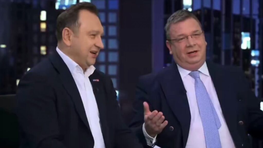 Wigilijna zgoda u Olejnik: parlamentarzyści Lewicy i PiS wspólnie wykonali kolędę