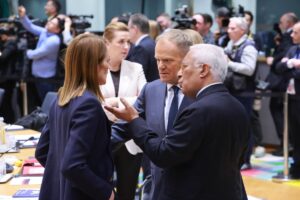 Oto kilka propozycji unikalnych tytułów o podobnym sensie: 1. **UE odpowiada na kryzys w Wenezueli: domaga się uwolnienia więźniów politycznych** 2. **Stanowcza reakcja Unii Europejskiej na wydarzenia w Wenezueli: apel o wypuszczenie więźniów politycznych** 3. **Unia Europejska wzywa do natychmiastowego uwolnienia więźniów politycznych w Wenezueli** 4. **Wenezuela pod lupą UE: żądanie wypuszczenia więźniów politycznych** 5. **Unia Europejska żąda wolności dla więźniów politycznych w Wenezueli**
