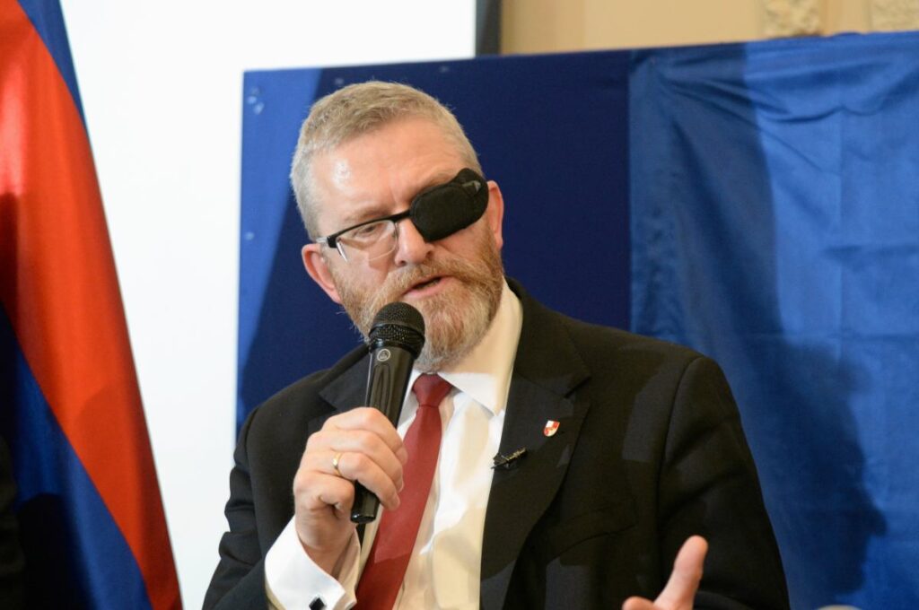 Rozprawa Grzegorza Brauna odwołana. Polityk ujawnia przyczynę