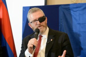 Rozprawa Grzegorza Brauna odwołana. Polityk ujawnia przyczynę
